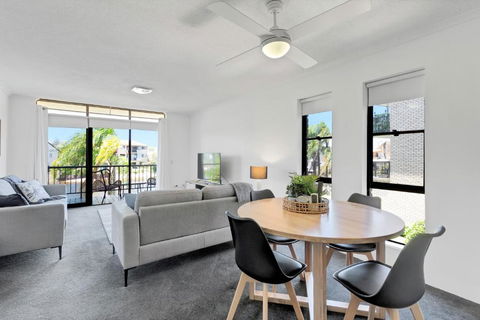 HACIENDA- CANAL VIEWS AND COMFORT - Accommodation Broadbeach 1