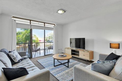 HACIENDA- CANAL VIEWS AND COMFORT - Accommodation Broadbeach 2