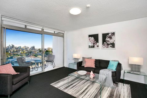 HARIS - Modern 2BR Apartment With Views - Accommodation Broadbeach 0