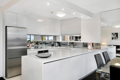 HARIS - Modern 2BR Apartment With Views - Accommodation Broadbeach 1