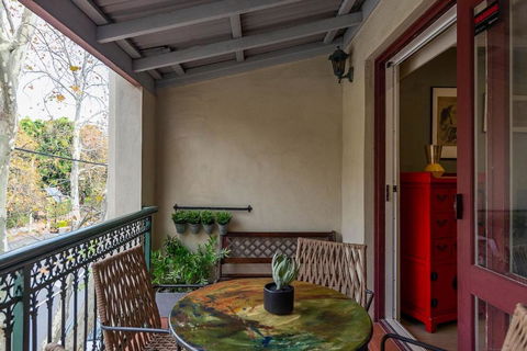 Hip Inner-City Living In Vibrant Erskineville - Accommodation Broadbeach 1