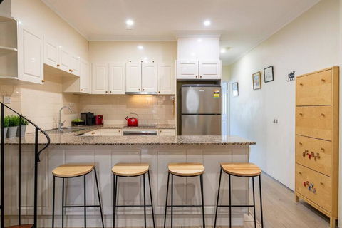 Hip Inner-City Living In Vibrant Erskineville - Accommodation Broadbeach 2