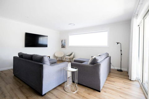 Ideal Family Home, Close To Sportsgrounds, Hospital & Cadia - Accommodation Broadbeach 2