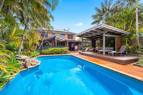 Illalangi - Views, Pool, Walk To Beach - Accommodation Broadbeach 0