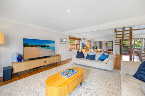 Illalangi - Views, Pool, Walk To Beach - Accommodation Broadbeach 2