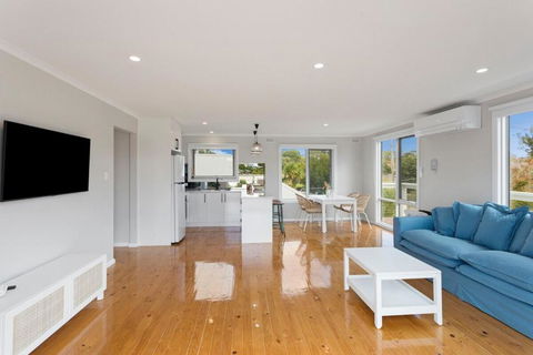 Imollu Beach House 5-Bed 2 5-Bath - Accommodation Broadbeach 2
