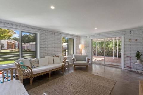 Imollu Beach House 5-Bed 2 5-Bath - Accommodation Broadbeach 3