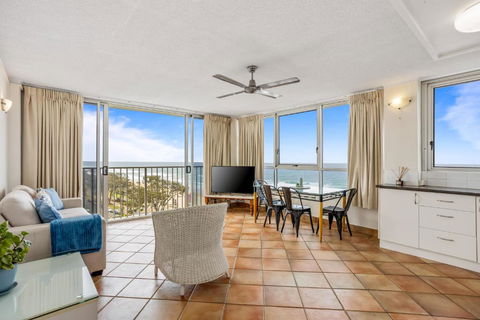 Impressive Waterfront At Chateau Beachside Resort - Accommodation Broadbeach 0