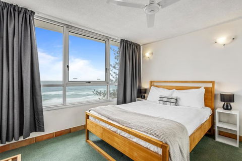 Impressive Waterfront At Chateau Beachside Resort - Accommodation Broadbeach 2