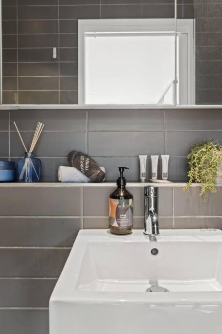 Ink Echelon Escape - Accommodation Broadbeach 1