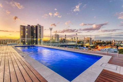 Inner City 1 Bedroom Apartment With Rooftop Pool And Parking - Serain Residences - Accommodation Broadbeach 0