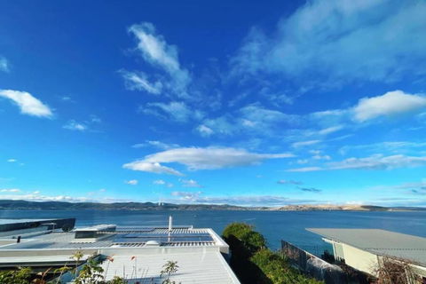 Incredible Waterview - 4 Bedroom Hobart Waterside Cottage - Accommodation Broadbeach 1