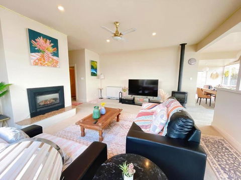 Incredible Waterview - 4 Bedroom Hobart Waterside Cottage - Accommodation Broadbeach 2