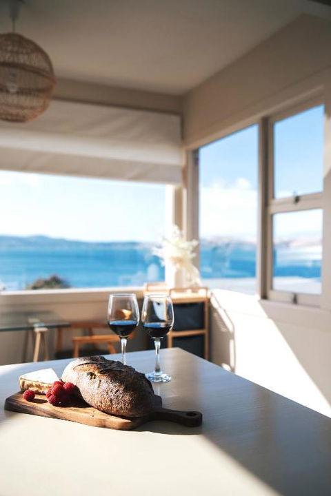 Incredible Waterview - 4 Bedroom Hobart Waterside Cottage - Accommodation Broadbeach 0