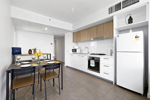 Isaac - The Cityscape View Apartment - Accommodation Broadbeach 3