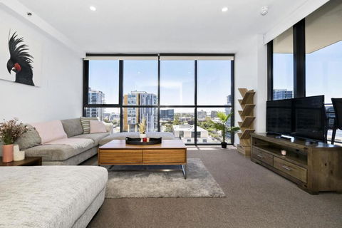 Isaac - The Cityscape View Apartment - Accommodation Broadbeach 2