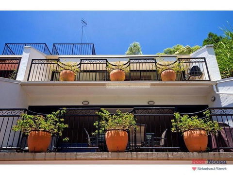 Inviting Balcony, Tranquility By The Beach - Accommodation Broadbeach 2
