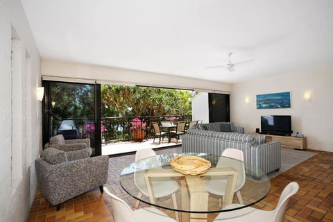 Inviting Balcony, Tranquility By The Beach - Accommodation Broadbeach 0