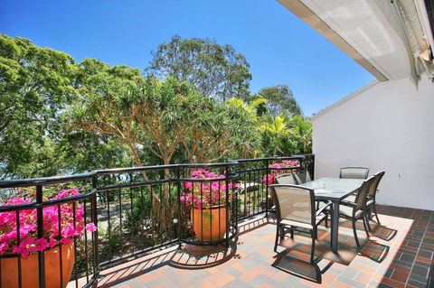 Inviting Balcony, Tranquility By The Beach - Accommodation Broadbeach 1