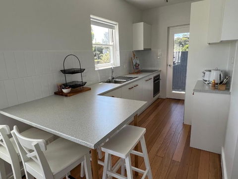 Irene June Coastal Retreat - Accommodation Broadbeach 3