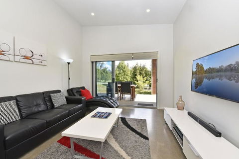 Ironbark Hill Villa 3 Saperavi - Accommodation Broadbeach 1