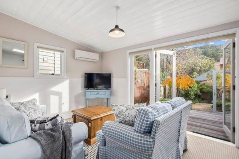 Irresistible Renovated 1840 Inner-city Cottage - Accommodation Broadbeach 2