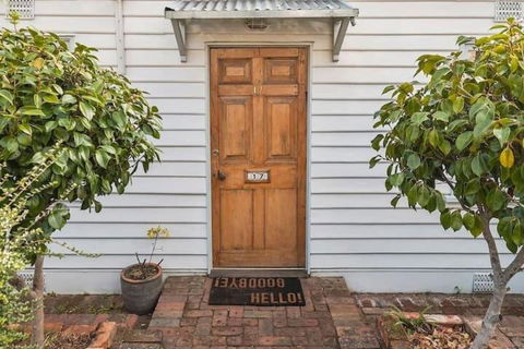 Irresistible Renovated 1840 Inner-city Cottage - Accommodation Broadbeach 1