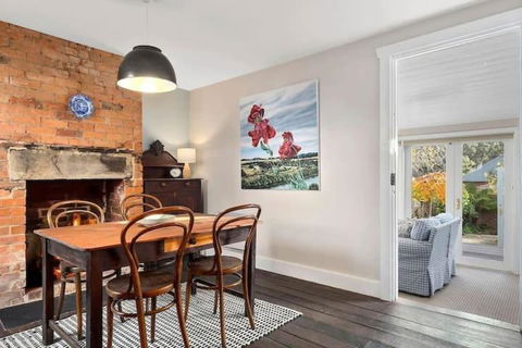 Irresistible Renovated 1840 Inner-city Cottage - Accommodation Broadbeach 3