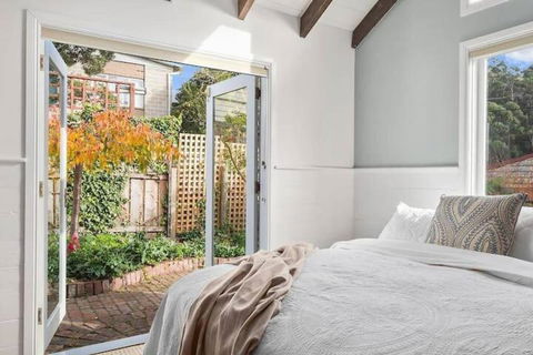 Irresistible Renovated 1840 Inner-city Cottage - Accommodation Broadbeach 0