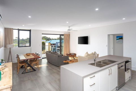 Ishtar Apartment 4- Best Water Views - Accommodation Broadbeach 1