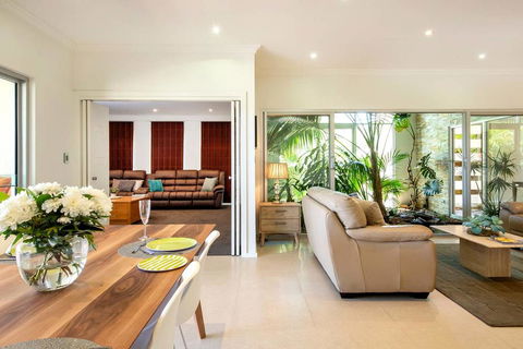 Adelphi Waterfront 2 Bedroom Ground Floor Home - Accommodation Broadbeach 2