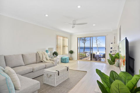 Adrift Retreat - St Georges Basin Waterfront Home - Accommodation Broadbeach 1