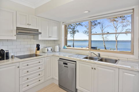 Adrift Retreat - St Georges Basin Waterfront Home - Accommodation Broadbeach 3