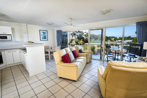 Alexander Beachfront Apartments - Accommodation Broadbeach 2