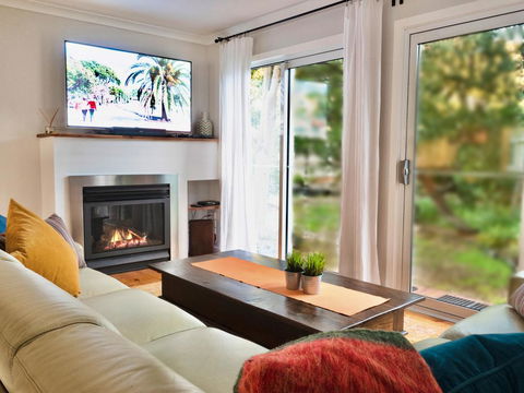Alice's Palace, 2-minute Walk To Lifeguard Patrolled Surf Beach - Accommodation Broadbeach 1