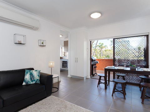 Amanda Court 2/1 Weatherly Cl - Renovated Unit With Aircon, Wifi And Close To The Beach - Accommodation Broadbeach 2