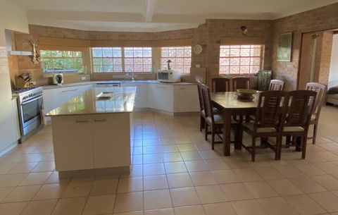 Amazing Beach House - Accommodation Broadbeach 1