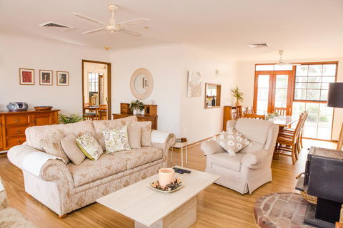 Among The Vines - Accommodation Broadbeach 1