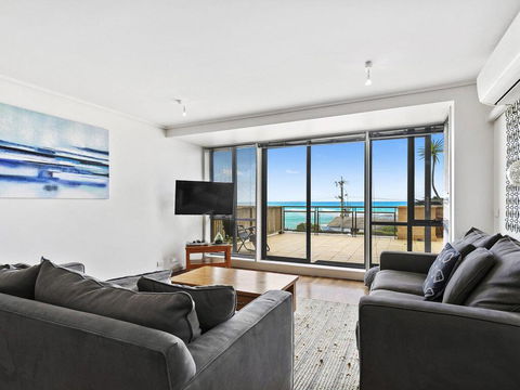 APARTMENT 12 PACIFIC APARTMENTS- Across From The Pier - Accommodation Broadbeach 3
