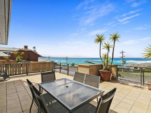 APARTMENT 12 PACIFIC APARTMENTS- Across From The Pier - Accommodation Broadbeach 0