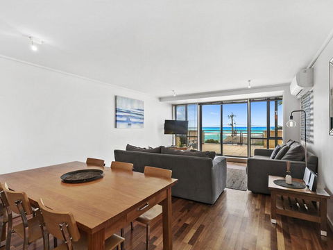 APARTMENT 12 PACIFIC APARTMENTS- Across From The Pier - Accommodation Broadbeach 1