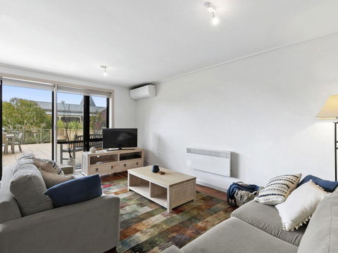APARTMENT 23 PACIFIC APARTMENTS - Sit On The Deck And Soak In The View - Accommodation Broadbeach 3