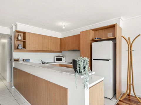 APARTMENT 23 PACIFIC APARTMENTS - Sit On The Deck And Soak In The View - Accommodation Broadbeach 2