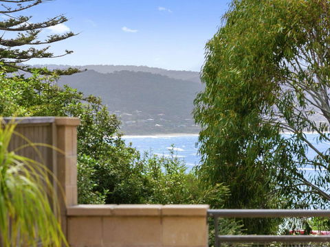 APARTMENT 23 PACIFIC APARTMENTS - Sit On The Deck And Soak In The View - Accommodation Broadbeach 0