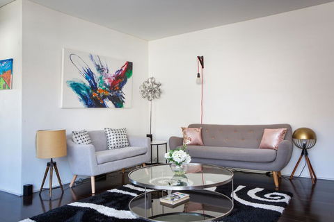 Apartment With Balcony And Parking Near Racecourse - Accommodation Broadbeach 1