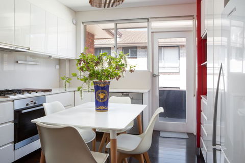 Apartment With Balcony And Parking Near Racecourse - Accommodation Broadbeach 3