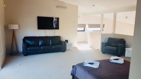 Architecturally Designed Beach House - Accommodation Broadbeach 3