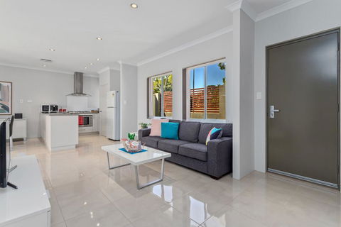 Ardross Short Stays - Accommodation Broadbeach 2