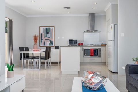 Ardross Short Stays - Accommodation Broadbeach 0