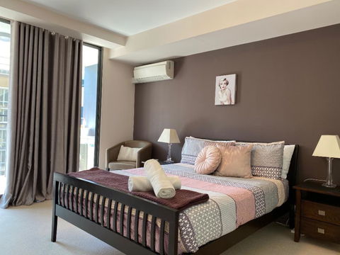 ARENA RESORT STYLE EXEC FREE NETFLIX WIFI WINE - Accommodation Broadbeach 2